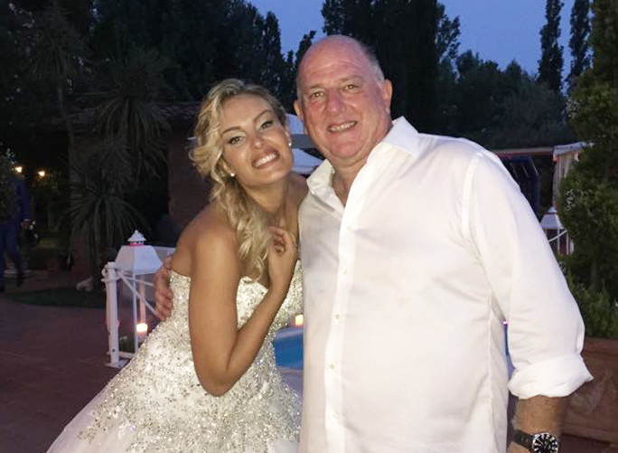 Fabio Gori durante un matrimonio. Foto con la sposa.